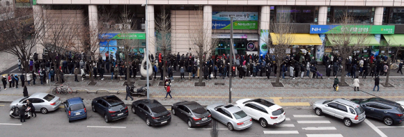 코로나19로 마스크 수요가 급증하면서 서울?경기 하나로마트에서도 공적 마스크를 공급한 1일 오후 서울 용산구 하나로마트 용산점에서 시민들이 마스크를 구입하기 위해 줄지어 차례를 기다리고 있다.당초 이날 서울?경기 특별공급 물량은 55만장으로 계획했지만 정부와 협조해 55만장을 추가 조달키로 했다. 1인당 판매수량 5매로 마진 없이 시중 가격보다 저렴하게 공급했다.  2020. 3. 1 정연호 기자 tpgod@seoul.co.kr