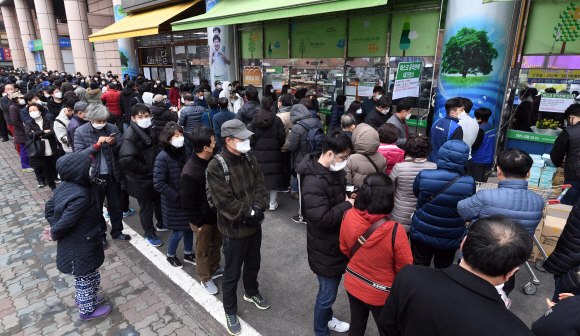 1일 서울 용산구 하나로마트 용산점에서 시민들이 마스크를 구입하기 위해 줄지어 차례를 기다리고 있다. 1인당 판매수량 5매로 마진 없이 시중 가격보다 저렴하게 공급했다.  2020.3.1 정연호 기자 tpgod@seoul.co.kr