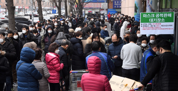 코로나19로 마스크 수요가 급증하면서 서울?경기 하나로마트에서도 공적 마스크를 공급한 1일 오후 서울 용산구 하나로마트 용산점에서 시민들이 마스크를 구입하기 위해 줄지어 차례를 기다리고 있다.당초 이날 서울?경기 특별공급 물량은 55만장으로 계획했지만 정부와 협조해 55만장을 추가 조달키로 했다. 1인당 판매수량 5매로 마진 없이 시중 가격보다 저렴하게 공급했다.  2020. 3. 1 정연호 기자 tpgod@seoul.co.kr