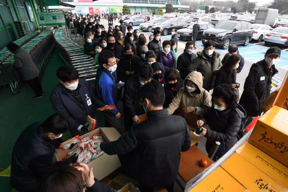 1일 하나로마트 양재점에서 농협 직원들이 마스크를 판매하고 있다. 농협은 주말을 맞아 마스크 수요가 증가할 것으로 예상됨에 따라 당초 이날 서울?경기 지역 319개 하나로마트에 마스크 55만장을 판매할 계획이었지만 정부와 협조해 55만장을 추가 조달키로 했다. 2020.3.1 오장환 기자 5zzang@seoul.co.kr