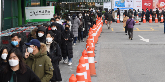 1일 하나로마트 양재점에서 시민들이 마스크를 사기 위해 줄지어 서 있다. 농협은 주말을 맞아 마스크 수요가 증가할 것으로 예상됨에 따라 당초 이날 서울?경기 지역 319개 하나로마트에 마스크 55만장을 판매할 계획이었지만 정부와 협조해 55만장을 추가 조달키로 했다. 2020.3.1 오장환 기자 5zzang@seoul.co.kr