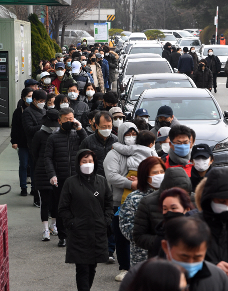 1일 하나로마트 양재점에서 시민들이 마스크를 사기 위해 줄지어 서 있다. 농협은 주말을 맞아 마스크 수요가 증가할 것으로 예상됨에 따라 당초 이날 서울?경기 지역 319개 하나로마트에 마스크 55만장을 판매할 계획이었지만 정부와 협조해 55만장을 추가 조달키로 했다. 2020.3.1 오장환 기자 5zzang@seoul.co.kr