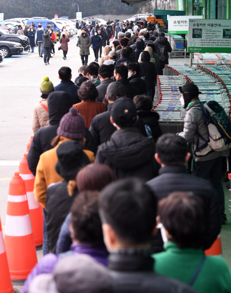 1일 하나로마트 양재점에서 시민들이 마스크를 사기 위해 줄지어 서 있다. 농협은 주말을 맞아 마스크 수요가 증가할 것으로 예상됨에 따라 당초 이날 서울?경기 지역 319개 하나로마트에 마스크 55만장을 판매할 계획이었지만 정부와 협조해 55만장을 추가 조달키로 했다. 2020.3.1 오장환 기자 5zzang@seoul.co.kr