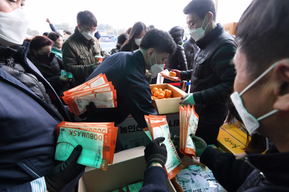 1일 하나로마트 양재점에서 농협 직원들이 마스크를  판매하고 있다. 농협은 주말을 맞아 마스크 수요가 증가할 것으로 예상됨에 따라 당초 이날 서울?경기 지역 319개 하나로마트에 마스크 55만장을 판매할 계획이었지만 정부와 협조해 55만장을 추가 조달키로 했다. 2020.3.1 오장환 기자 5zzang@seoul.co.kr