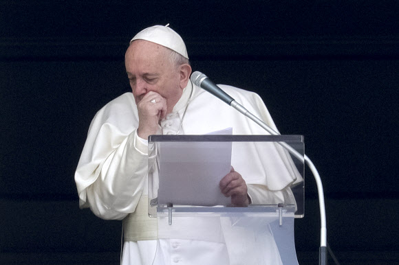 감기 증상을 겪는 프란치스코 교황이 1일(현지시간) 바티칸 성베드로광장에서 열린 일요 삼종기도회 도중 기침을 참고 있다.교황은 “불행하게도 감기로 인해 올해는 사순절 피정(避靜)에 참석하지 못할 것”이라며 “난 여기(바티칸)에서 묵상을 따를 것”이라고 밝혔다. 그가 사순절 피정에 불참하는 것은 2013년 즉위 이후 처음이다. 바티칸 AP 연합뉴스 