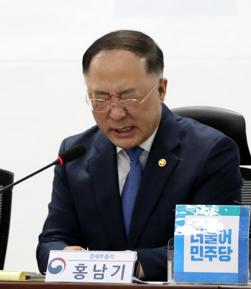 홍남기 경제부총리가 2일 오전 서울 여의도 국회 의원회관에서 열린 신종 코로나바이러스 감염증(코로나19) 대응 추경예산 편성 당정협의에서 소상공인의 어려움에 대해 발언하며 울먹이고 있다.  2020.3.2  연합뉴스