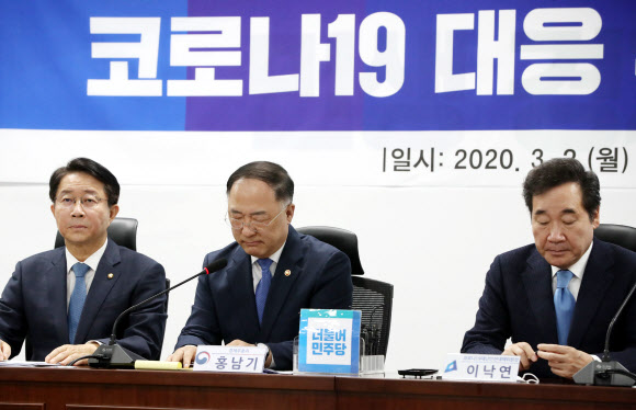 홍남기 경제부총리가 2일 오전 서울 여의도 국회 의원회관에서 열린 신종 코로나바이러스 감염증(코로나19) 대응 추경예산 편성 당정협의에서 소상공인의 어려움에 대해 발언하며 말을 잇지 못하고 있다.  2020.3.2  연합뉴스