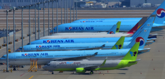 코로나19 관련 한국인의 입국을 금지하거나 입국절차를 강화한 국가가 81개국이 되면서, 2일 인천공항에 운항을 하지 못하고 있는 비행기가 계류장에 줄지어 서있다. 2020.3.2 이종원 선임기자 jongwon@seoul.co.kr
