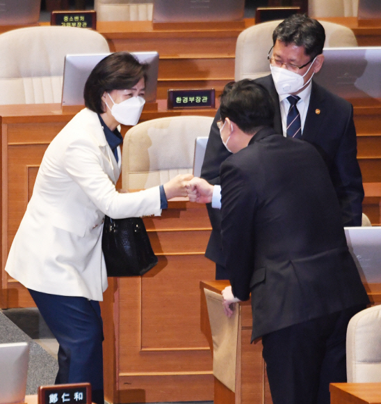 2일 열린 국회 본회의장에서 추미애 법무장관이 국무위원과 주먹악수를 하고 있다. 2020.3.2 김명국 선임기자 daunso@seoul.co.kr