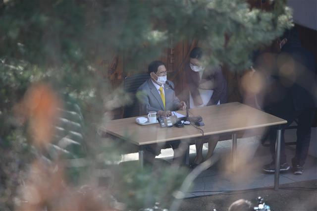 관계자와 대화하는 이만희