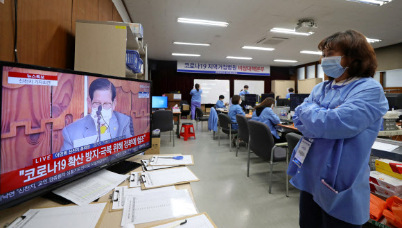 이만희 기자회견 지켜보는 대구동산병원 관계자