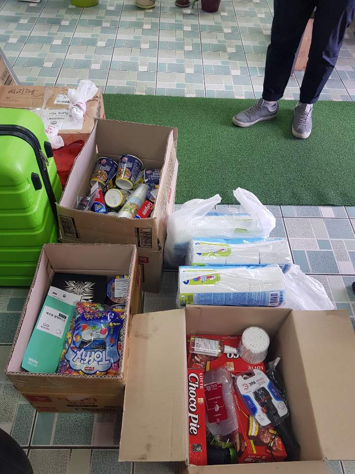 현지에 지내는 교민들이 격리시설에 있는 교민들을 위해 제공한 물품들. 키르기스스탄에는 약 1500여명의 교민들이 있다. 유학생 A씨 제공
