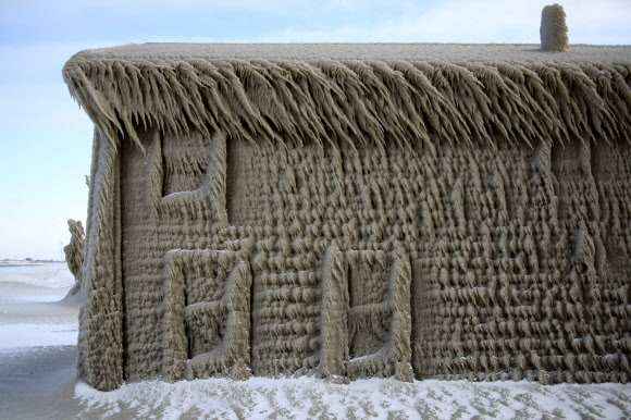 고드름으로 뒤덮인 미국 해변가 주택