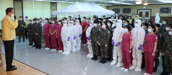 문재인 대통령이 2일 대전광역시 국군간호사관학교를 방문해 신임 소위 교육현장을 참관하고 있다. 2020. 3.2 도준석 기자pado@seoul.co.kr