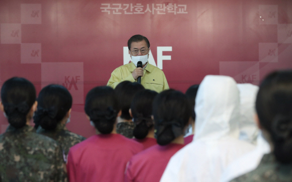 문재인 대통령이 2일 대전광역시 국군간호사관학교를 방문해 신임 소위 교육현장을 참관한 후 발언하고 있다. 2020. 3.2 도준석 기자pado@seoul.co.kr