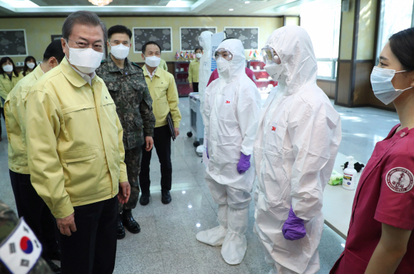 문재인 대통령이 2일 대전광역시 국군간호사관학교를 방문해 신임 소위 교육현장을 참관하고 있다. 2020. 3.2 도준석 기자pado@seoul.co.kr