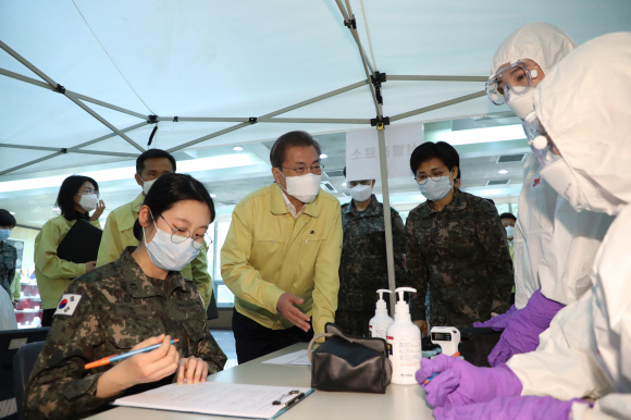 문재인 대통령이 2일 대전광역시 국군간호사관학교를 방문해 신임 소위 교육현장을 참관하고 있다. 2020. 3.2 도준석 기자pado@seoul.co.kr