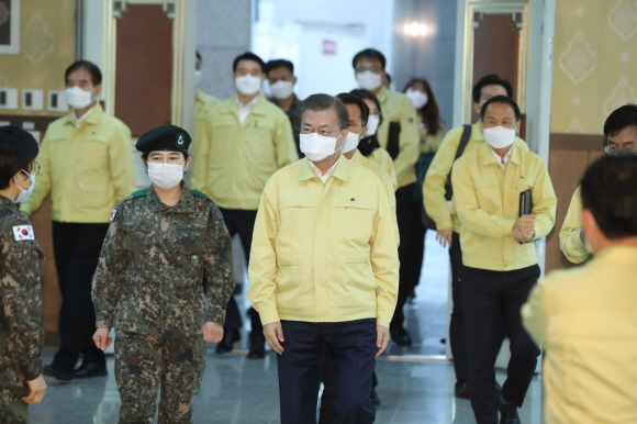문재인 대통령이 2일 대전광역시 국군간호사관학교를 방문해 신임 소위 교육현장을 방문하고 있다. 2020. 3.2 도준석 기자pado@seoul.co.kr