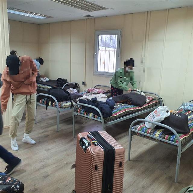 키르기스스탄의 한국인 입국 제한 조치로 현지에 격리된 우리 교민과 유학생 11명이 지내는 격리 숙소 침실의 모습. 키르기스스탄 유학생 A씨 제공