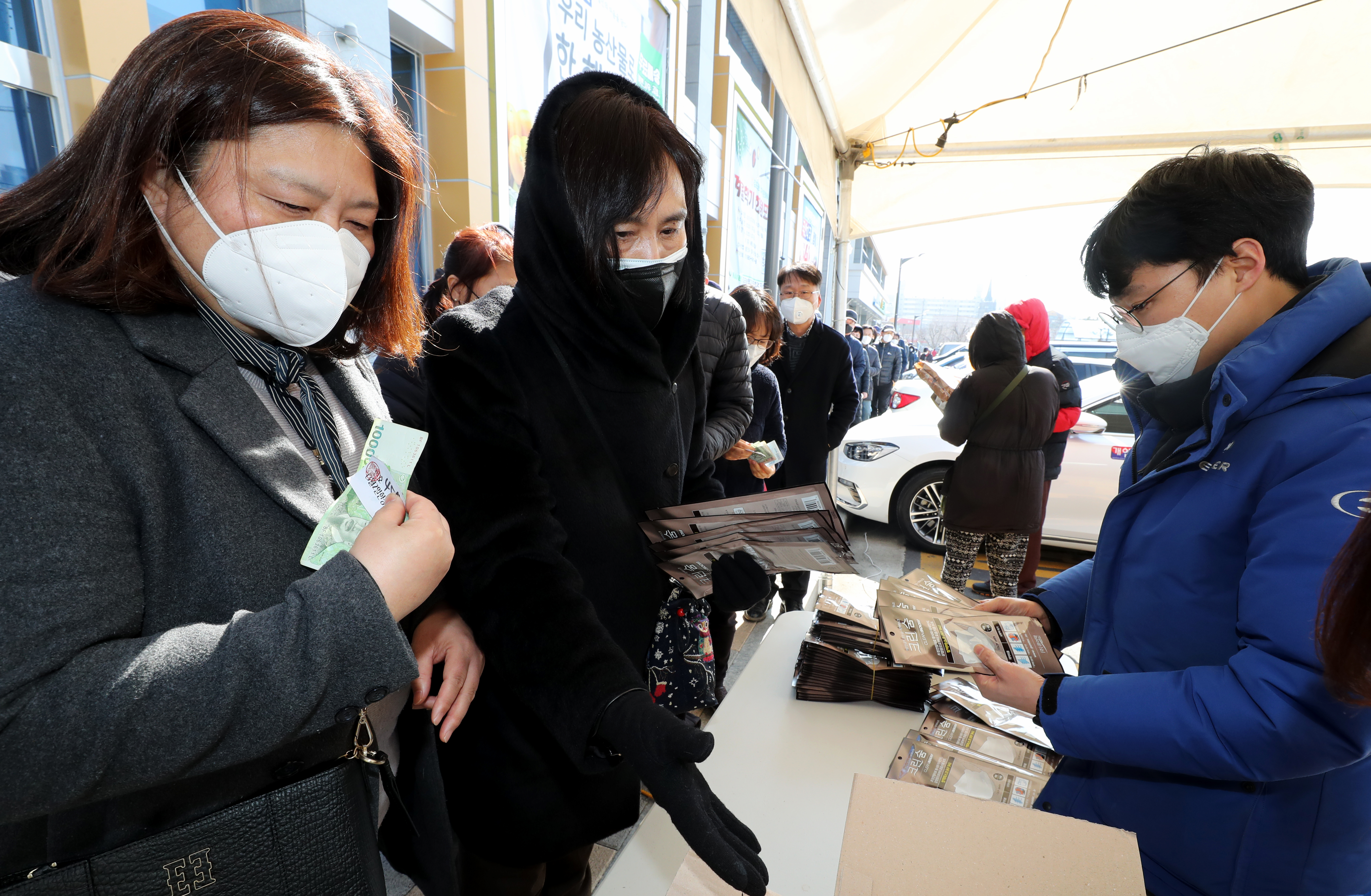 신종 코로나바이러스 감염증(코로나19) 확산이 이어지는 2일 오후 김포 하나로마트에서 시민들이 마스크를 구입하고 있다. 2020.3.2/뉴스1