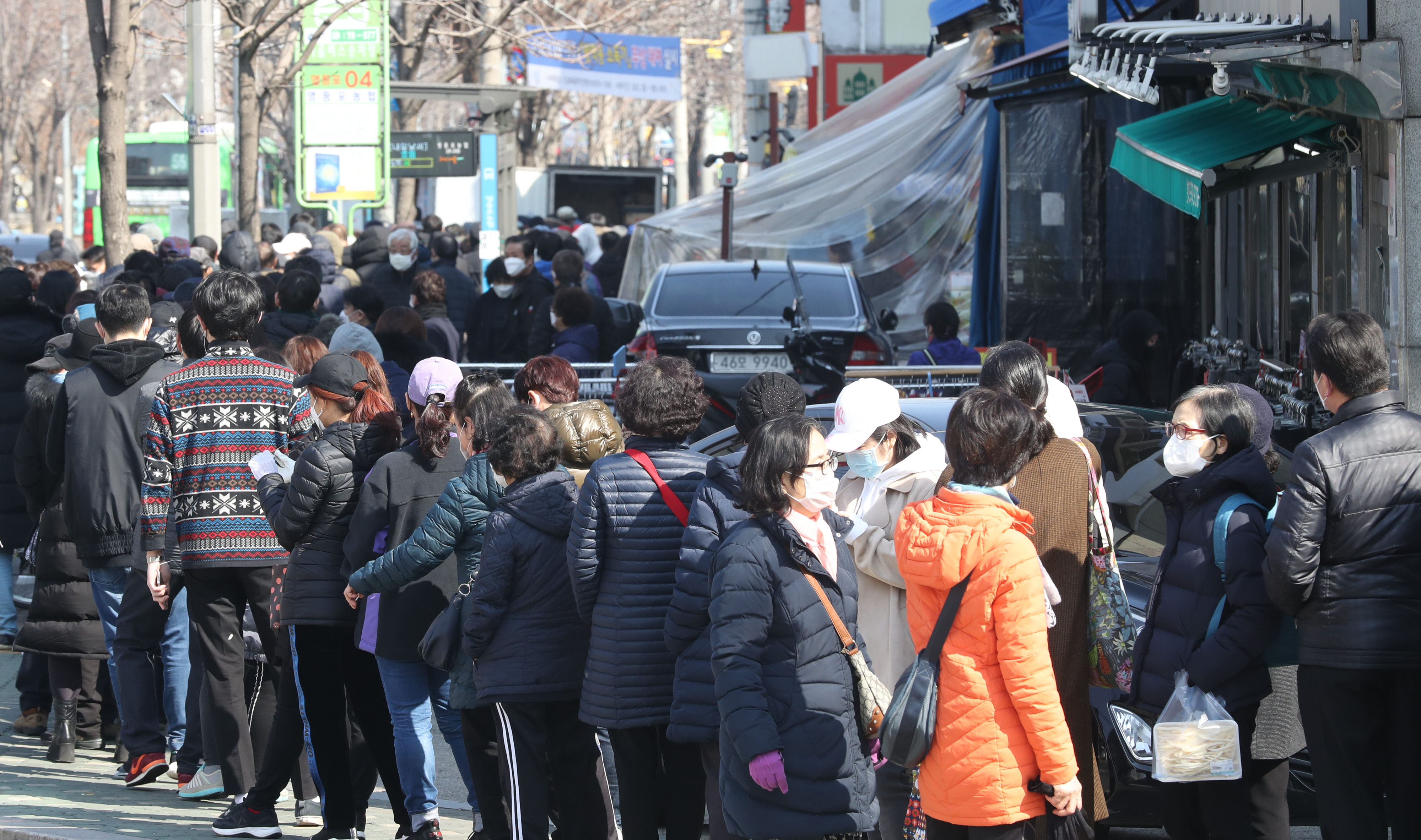 2일 서울 영등포구 하나로마트 영등포농협점에서 마스크를 사려는 시민들이 길게 줄을 서고 있다. 2020.3.2 연합뉴스