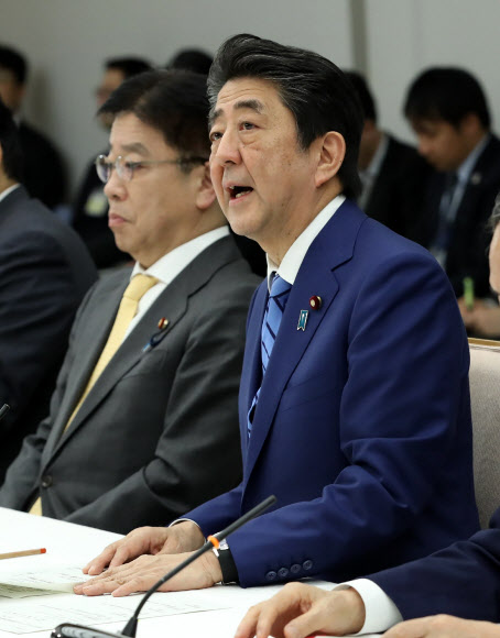 연일 코로나19 대책회의 여는 아베 일본 총리