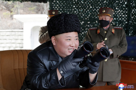 김정은 북한 국무위원장이 2일 전선 장거리포병구분대의 화력타격훈련을 지도하며 만족해 했다고 조선중앙통신이 3일 보도했다. 연합뉴스
