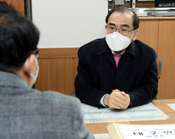예비후보 등록하는 태영호 전 주영 북한대사관 공사