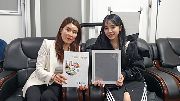 정수진(왼쪽) 오투클린 대표와 가수 김민지.