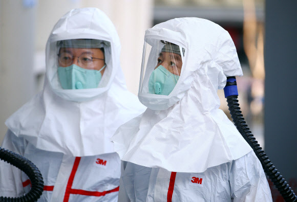 안철수, 오늘은 음압병동 진료