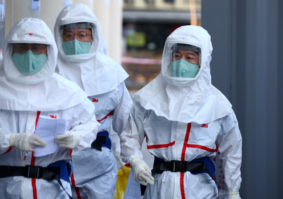 안철수, 오늘은 음압병동 진료