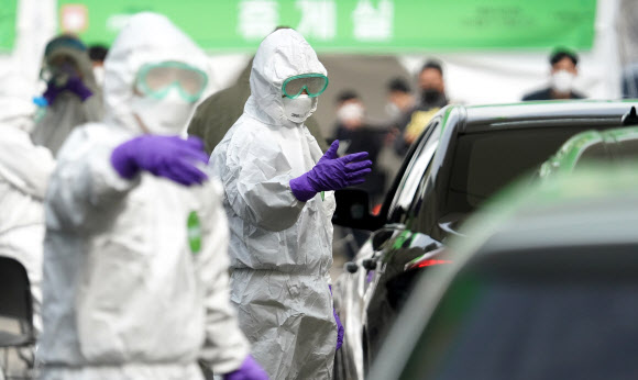 차량들 몰린 드라이브스루 선별진료소