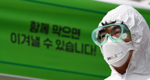 3일 서울 서초구 소방학교에 설치된 코로나19 드라이브 스루 선별진료소에서 의료진들이 분주하게 움직이고 있다. 2020.3.3 박윤슬 기자 seul@seoul.co.kr