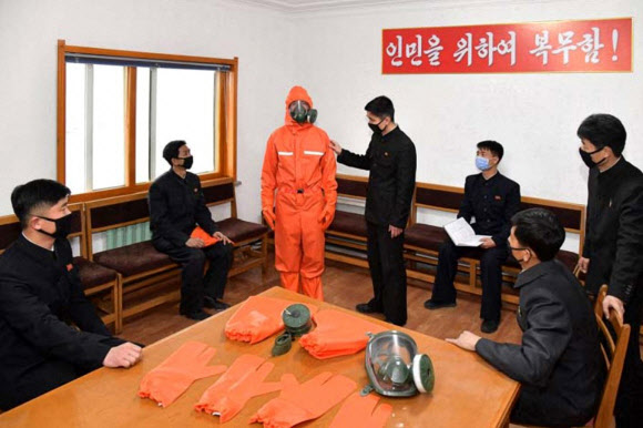 북한, 코로나19 대응 속 “우리식 방호복 생산”