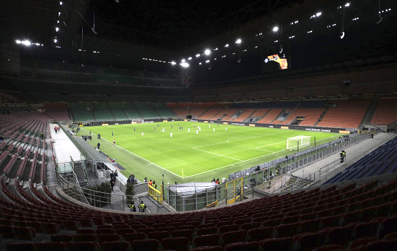 지난 27일(현지시간) 이탈리아 밀란의 축구경기장에서 코로나19로 아예 관중의 출입을 막은 채로 경기가 열리고 있다. AP통신