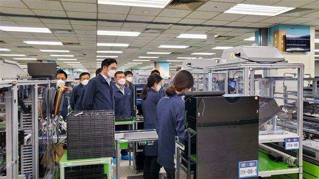 구미사업장 현장 점검하는 이재용 부회장