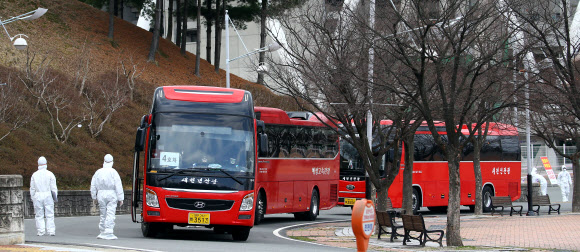 대구 병상 부족…경증확진자 생활치료센터로 대이동