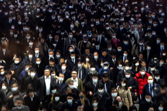 2일 일본 도쿄 시나가와역을 지나는 사람들이 코로나19 바이러스 확산을 막고자 마스크를 착용하고 있다. 연합뉴스  