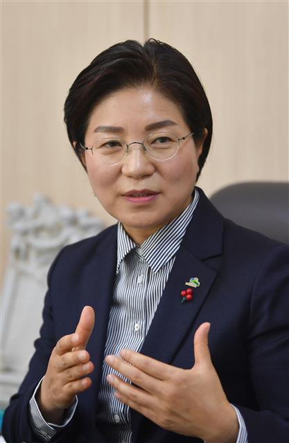 김미경 은평구청장이 지난 2일 구청장실에서 은평구의 올해 생활 SOC사업에 대해 설명하고 있다. 박지환 기자 popocar@seoul.co.kr