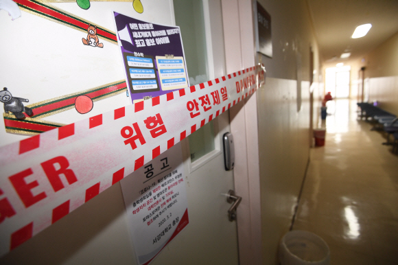 코로나19가 확산되며 전국 대다수 대학이 개강을 연기한 가운데 3일 서강대 학생회관이 폐쇄돼 입구가 막혀 있다. 오장환 기자 5zzang@seoul.co.kr