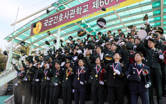 3일 대전 유성구 국군간호사관학교에서 열린 60기 생도 졸업 및 임관식에서 정경두 국방부 장관과 신임 간호장교들이 기념촬영을 하고 있다. 2020.3.3 [국방부 제공] 연합뉴스