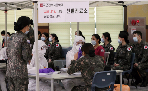 국군간호사관학교 신임 장교들이 2일 대전광역시 국군간호사관학교에서 대구 국군병원으로 파견을 가기 전 신종 코로나바이러스 감염증(코로나19) 관련한 교육을 받고 있다. 1일자로 소위로 임관한 간호장교 75명은 3일 임관식 후 첫 부임지로 대구지역 현장에 투입된다. 2020. 3.2 도준석 기자pado@seoul.co.kr