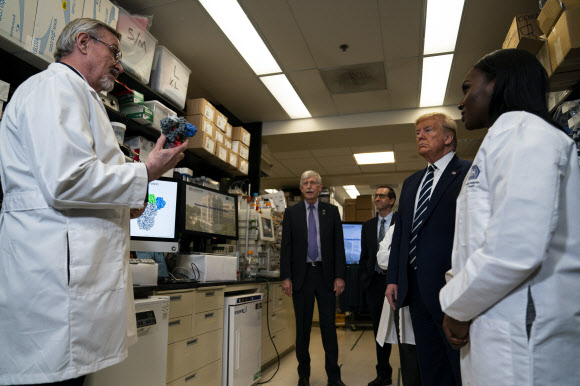 미국 국립보건원 연구소 시찰하는 트럼프 대통령