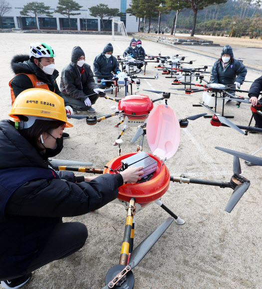 드론 점검하는 봉사단원들