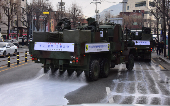 4일 서울 은평구 역촌역 인근 도로에서 수도방위사령부 제독차량이 신종 코로나 바이러스 감염증(코로나19) 관련 방역 작업을 하고 있다. 2020.3.4 이종원 선임기자 jongwon@seoul.co.kr