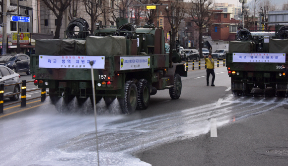 4일 서울 은평구 역촌역 인근 도로에서 수도방위사령부 제독차량이 신종 코로나 바이러스 감염증(코로나19) 관련 방역 작업을 하고 있다. 2020.3.4 이종원 선임기자 jongwon@seoul.co.kr