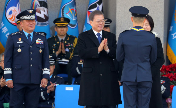 우등상 수여하는 문 대통령