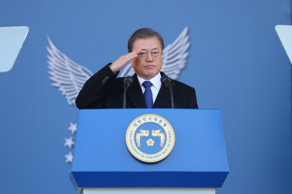 문재인 대통령이 4일 충북 청주시 공군사관학교에서 열린 제68기 졸업 및 임관식에 참석해 거수 경례를 하고 있다. 2020. 3.4 도준석 기자pado@seoul.co.kr