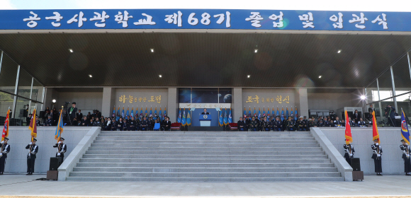 문재인 대통령이 4일 충북 청주시 공군사관학교에서 열린 제68기 졸업 및 임관식에 참석해 축사를 하고 있다. 2020. 3.4 도준석 기자pado@seoul.co.kr