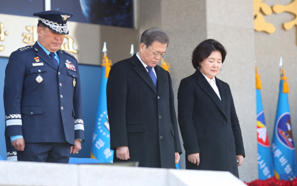 문재인 대통령과 김정숙 여사가 4일 충북 청주시 공군사관학교에서 열린 제68기 졸업 및 임관식에 참석해 순국선열과 호국영령에 대한 묵념을 하고 있다. 2020. 3.4 도준석 기자pado@seoul.co.kr